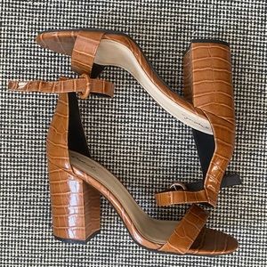 NWOT Qupid brown print high heels